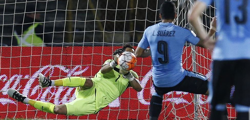 Claudio Bravo detiene un penalti a Luis Suárez - BBVA