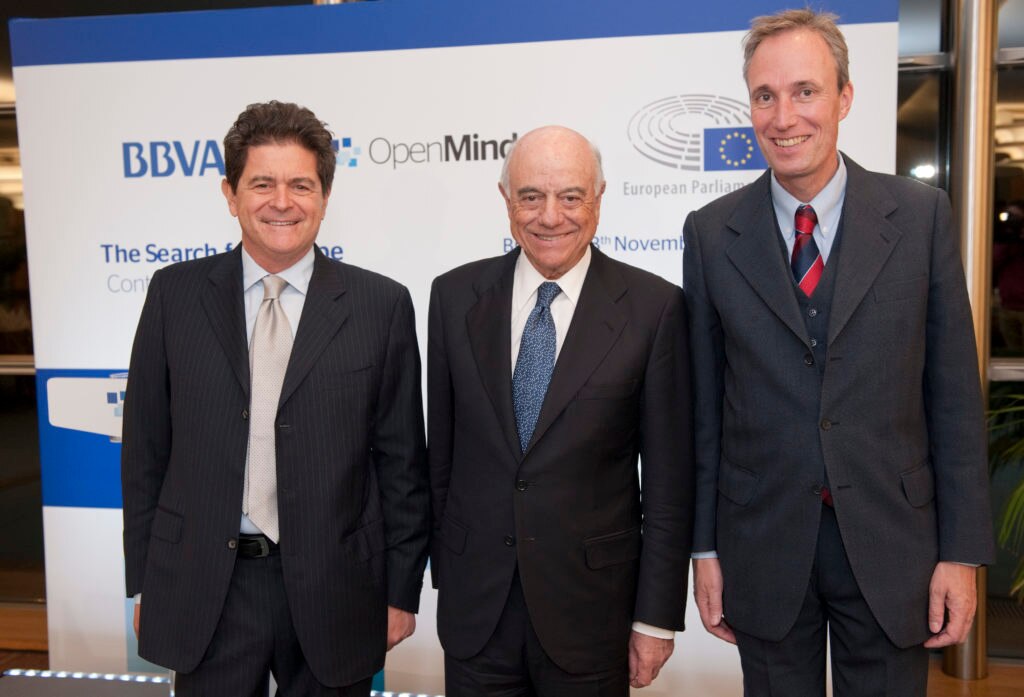 De izquierda a derecha, Alberto Alesina, profesor de la Universidad de Harvard, Francisco González, presidente de BBVA, y Martin Raiser, director del Banco Mundial para Brasil, durante la presentación del libro