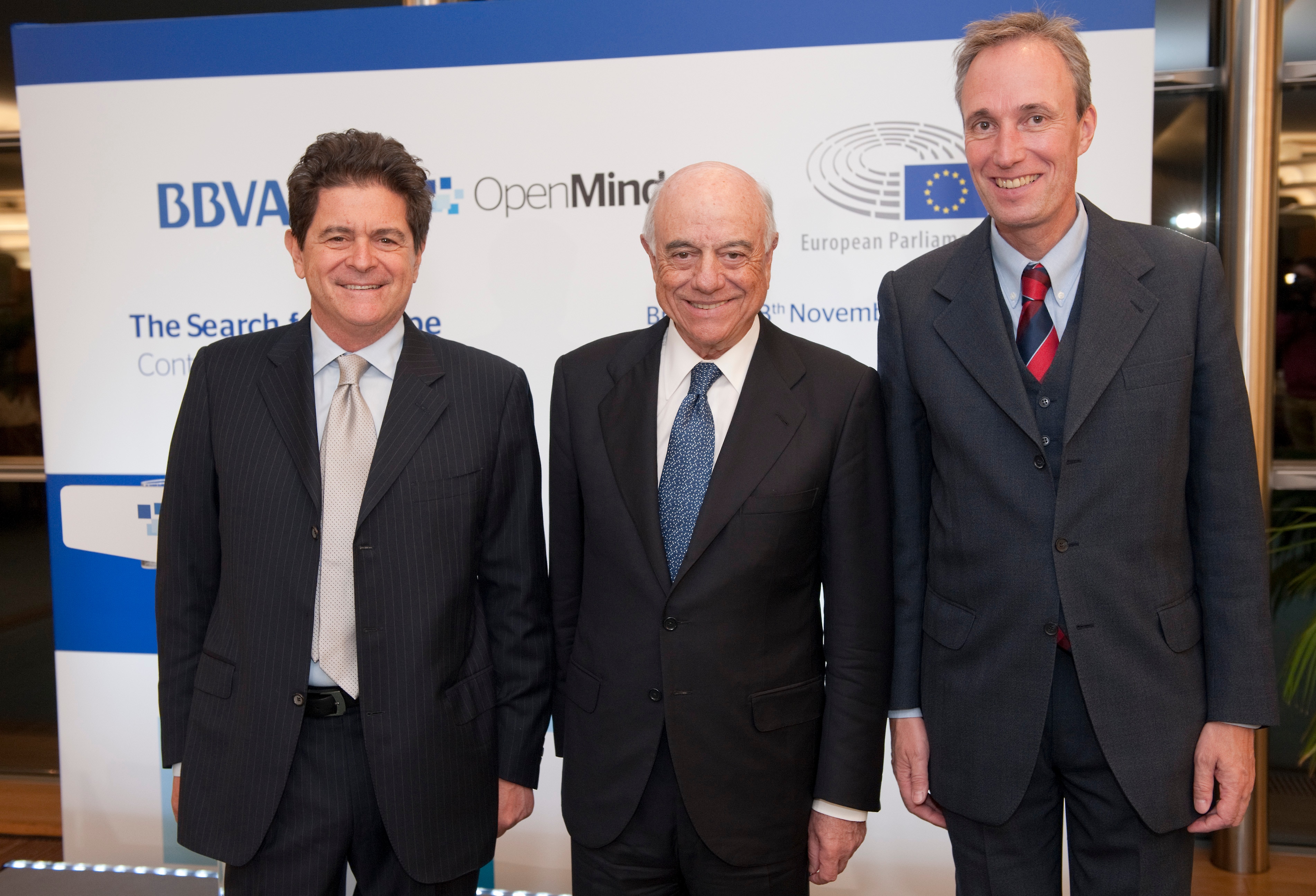 De izquierda a derecha, Alberto Alesina, profesor de la Universidad de Harvard, Francisco González, presidente de BBVA, y Martin Raiser, director del Banco Mundial para Brasil, durante la presentación del libro