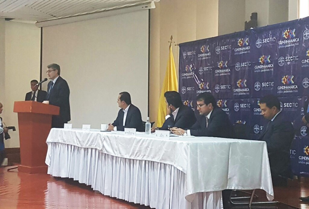 Oscar Cabrera Izquierdo en la gobernación de Cundinamarca Fototografía de Oscar Cabrera Izquierdo en la gobernación de Cundinamarca