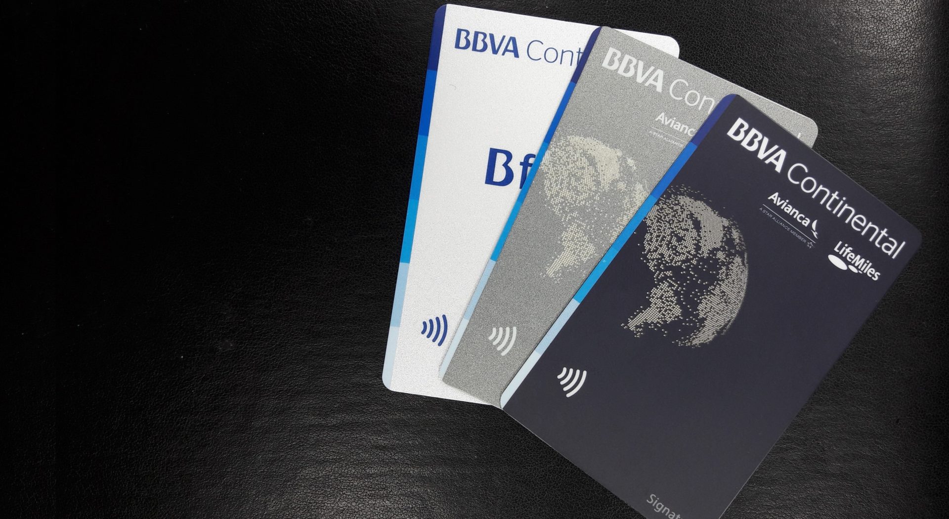 Fotografía de los modelos de tarjetas de crédito contactless de BBVA Continental.