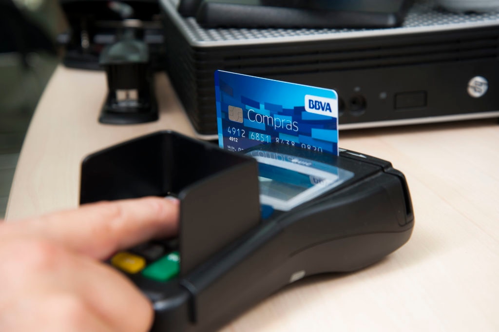 Datáfono con tarjeta de BBVA realizando una compra Fotografía de Datáfono con tarjeta de BBVA realizando una compra