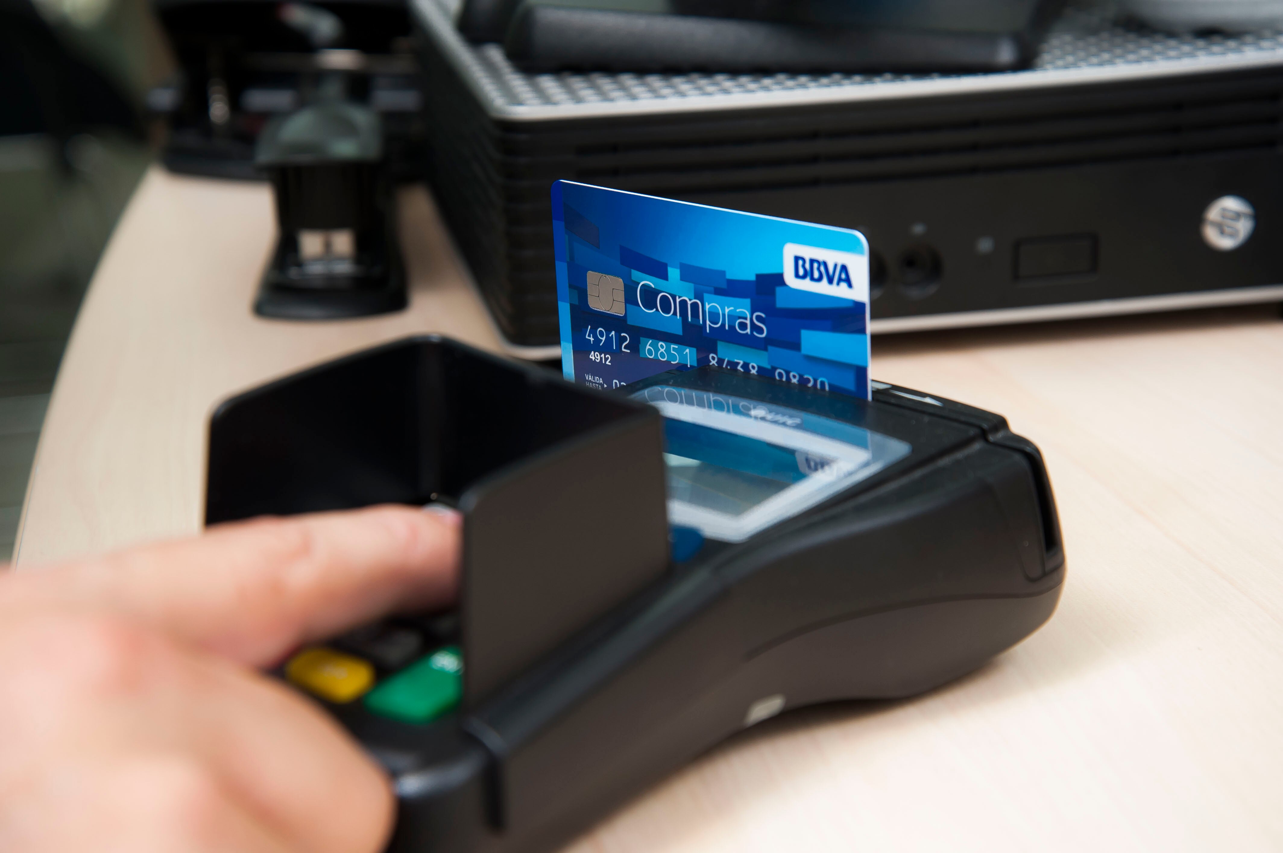 Datáfono con tarjeta de BBVA realizando una compra Fotografía de Datáfono con tarjeta de BBVA realizando una compra