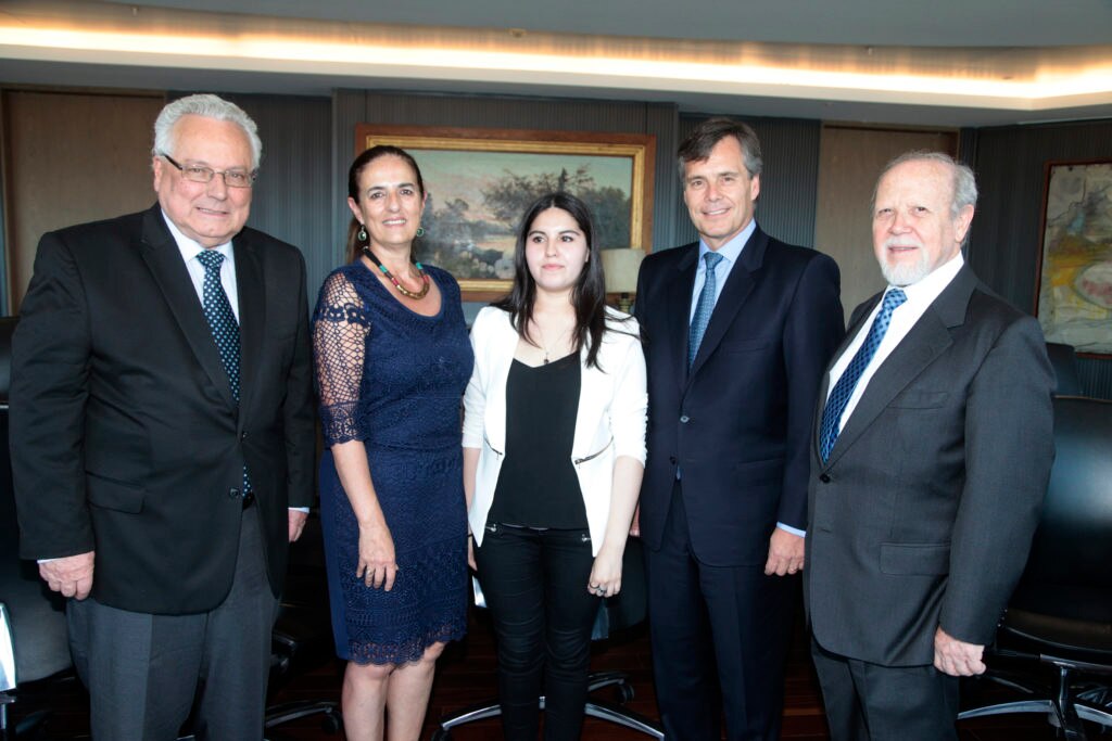 La alumna Carla Toledo, con 24 años, es la más joven del Magíster en Periodismo Escrito. La alumna Carla Toledo, con 24 años, es la más joven del Magíster en Periodismo Escrito.