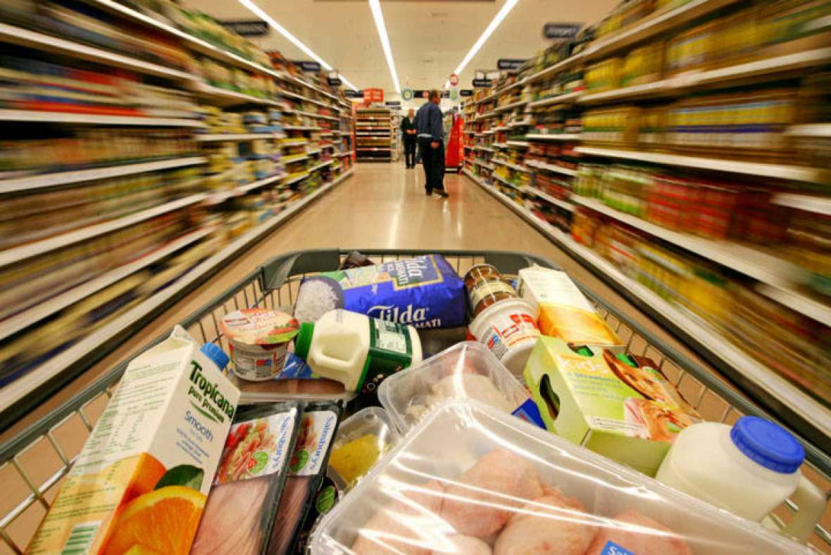 Carrito de super mercado con distintos productos fotografía de Carrito de super mercado con distintos productos