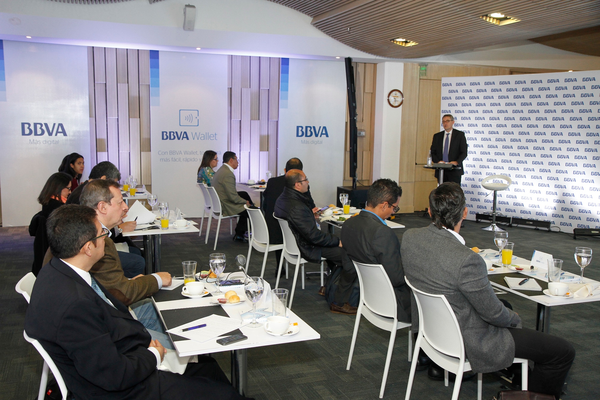 El presidente de BBVA Colombia, Oscar Cabrera Izquierdo, presentando el balance en el cierre del 2016 Fotografía del presidente de BBVA Colombia presentando la rueda de prensa de gestión del año 2016