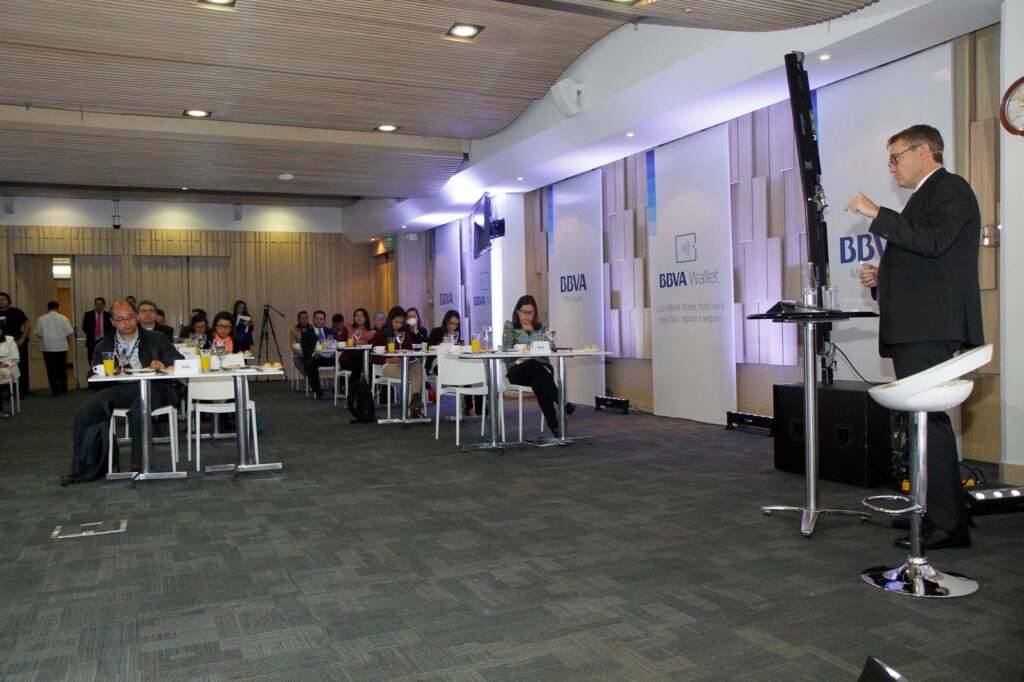Fotografía del presidente de BBVA Colombia presentando la rueda de prensa de gestión del año 2016