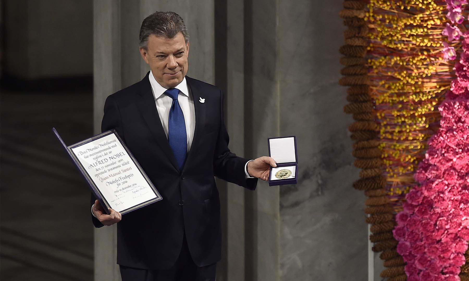 “El Premio Nobel de Paz va destinado al Presidente Santos únicamente, pero también se debe entender como un tributo al pueblo colombiano”, dijo el Comité Noruego del Nobel al galardonar al Primer Mandatario. EntregaNobelPaz_Santos
