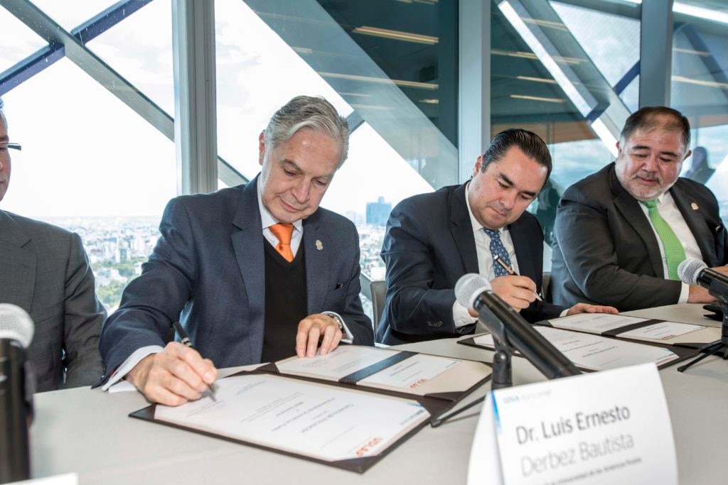 Fernando Eguiluz, Director General de Talento y Cultura, y el Dr. Luis Ernesto Derbez, Rector de la UDLAP