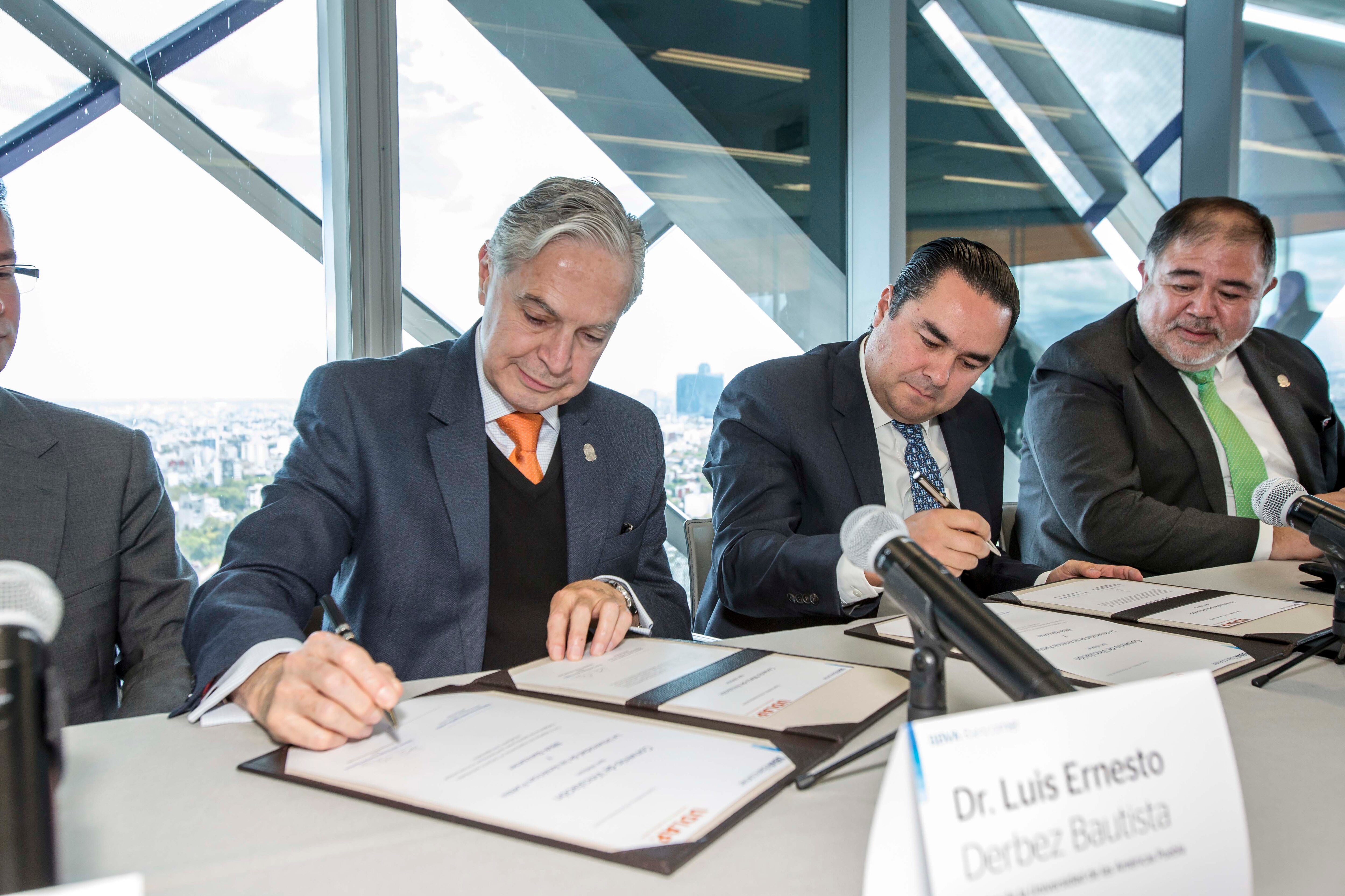 Fernando Eguiluz, Director General de Talento y Cultura, y el Dr. Luis Ernesto Derbez, Rector de la UDLAP