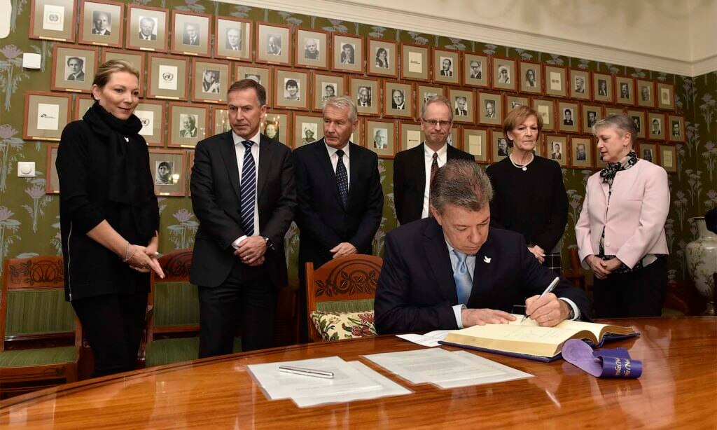El Presidente Juan Manuel Santos, acompañado por su esposa María Clemencia Rodríguez, firma el libro de invitados y protocolo en el Instituto Nobel, donde el sábado le será entregado el Premio Nobel de Paz 2016. FirmaNobelOslo_Santos