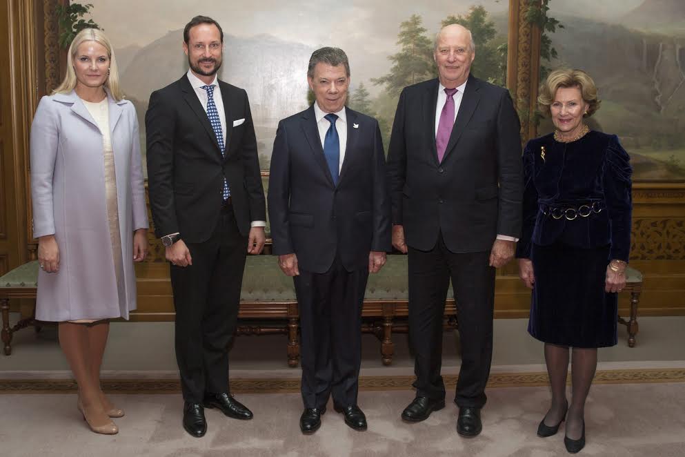 Nobel Peace prize laureate Colombian President Juan Manuel Santos are received in the Royal palace in Oslo, Norway, 10 December 2016, prior to the award ceremony. (L-R) Mette-Marit, crownprince Haakon, President Juan Manuel Santos, King Harald and Queen Sonja. President Juan Manuel Santos are awarded this year's Nobel Peace Prize for his efforts to bring Colombias more than 50-year-long civil war to an end. (Noruega, Rey, Reina) EFE/EPA/TERJE BENDIKSBY NORWAY OUT Foto Comité Noruego Premio Nobel