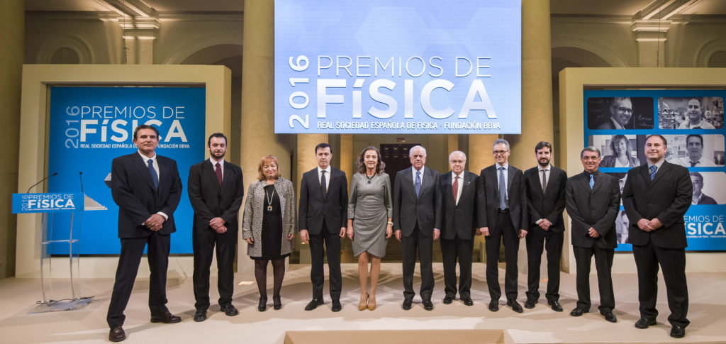 Imagen de Francisco González, presidente de BBVA, junto a los galardonados en los Premios de Física de la Fundación BBVA