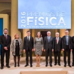 Imagen de Francisco González, presidente de BBVA, junto a los galardonados en los Premios de Física de la Fundación BBVA