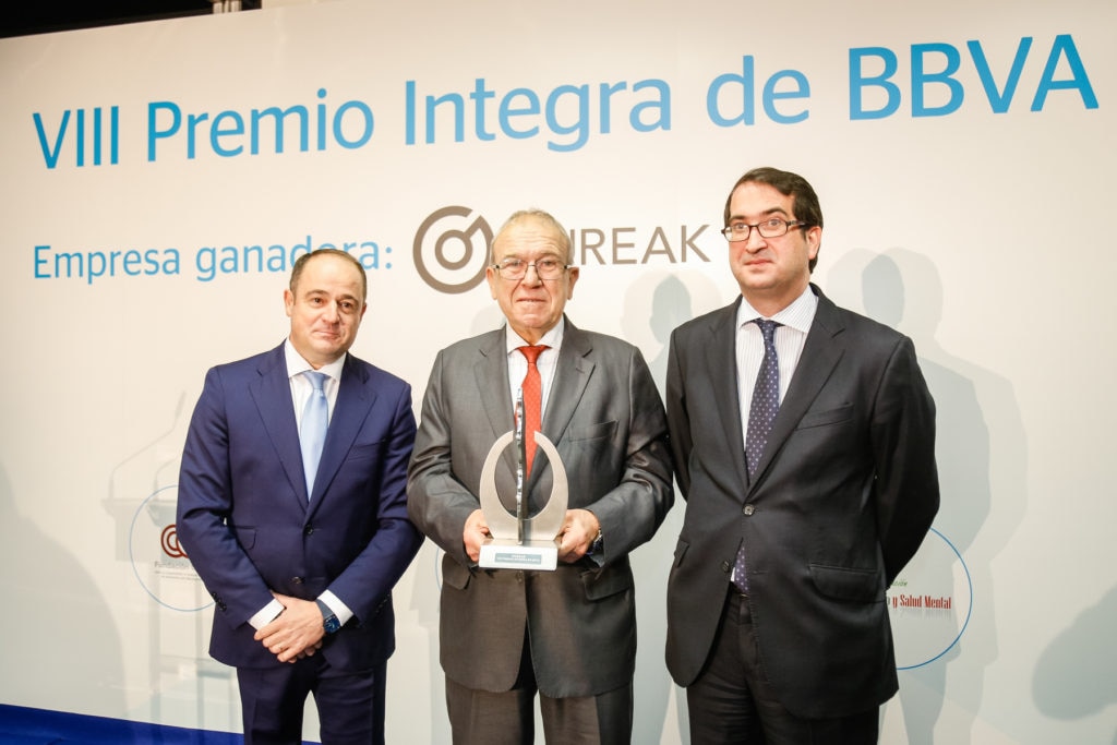 Iñaki Alkorta Peio Belauteguigoitia Emilio Saez FEACEM BBVA Entrega galardón Fotografía de Gureak Premio Integra BBVA