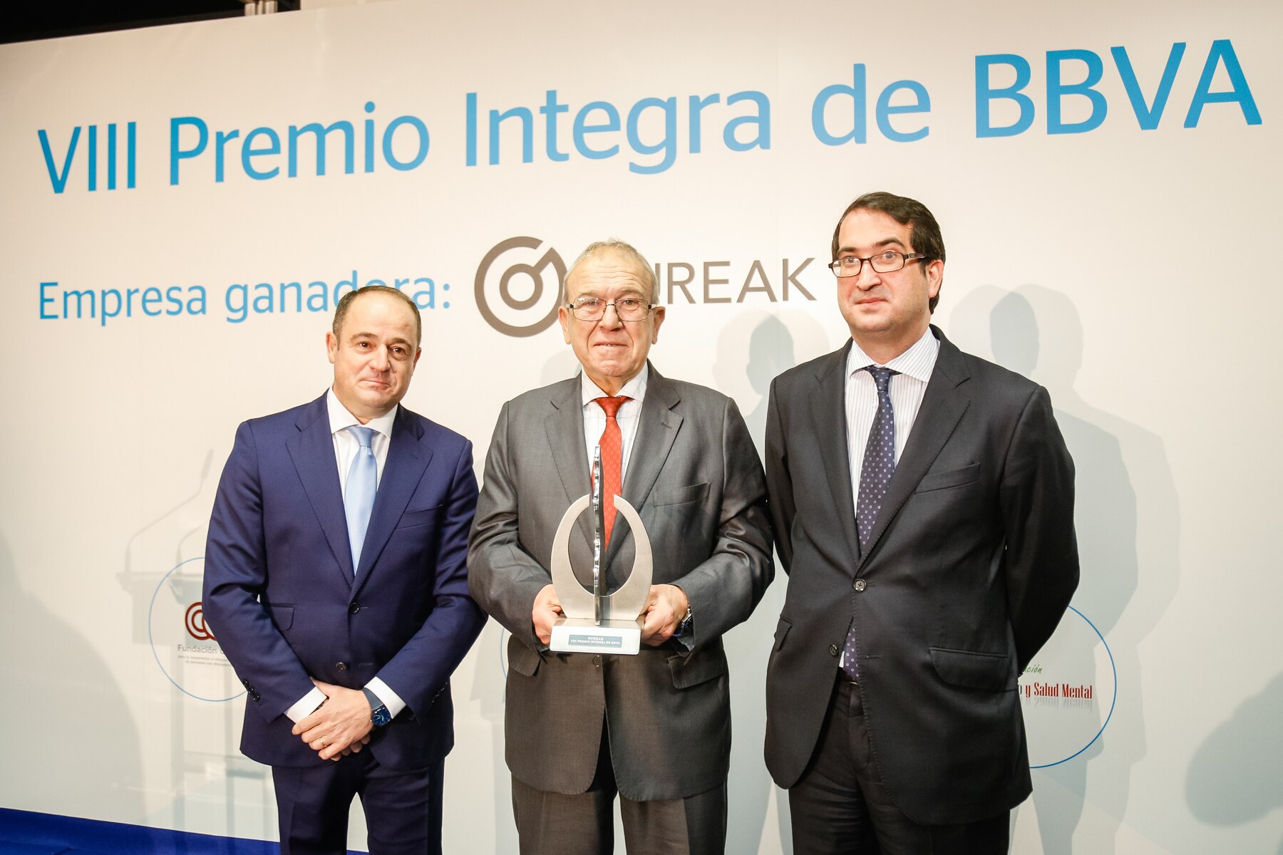 Iñaki Alkorta Peio Belauteguigoitia Emilio Saez FEACEM BBVA Entrega galardón Fotografía de Gureak Premio Integra BBVA