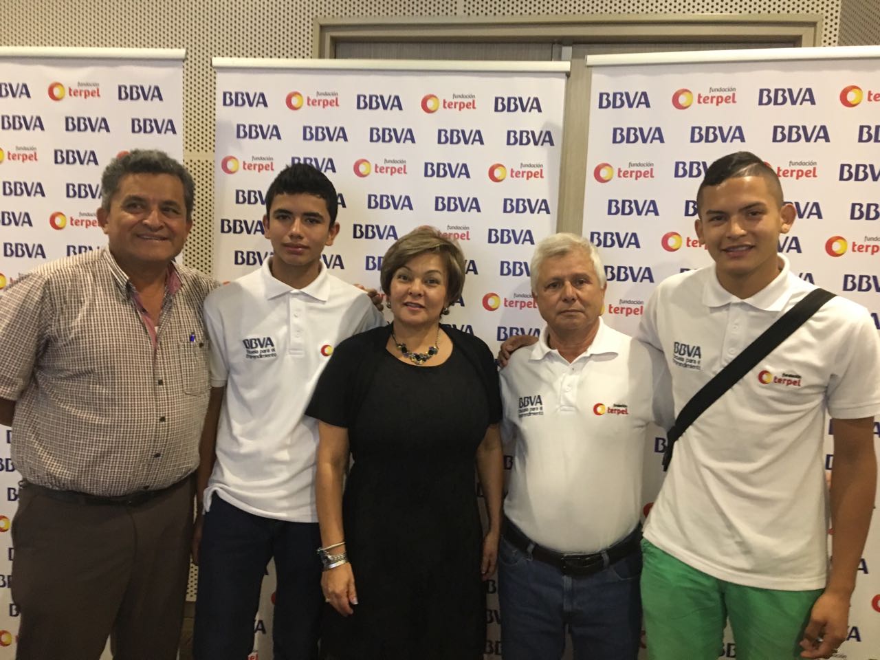 Jóvenes y docentes que participaron en el Encuentro Internacional Estudiantil Diseña el Cambio, realizado en Beijing, China fotografía de Jóvenes y docentes que participaron en el Encuentro Internacional Estudiantil Diseña el Cambio, realizado en Beijing, China