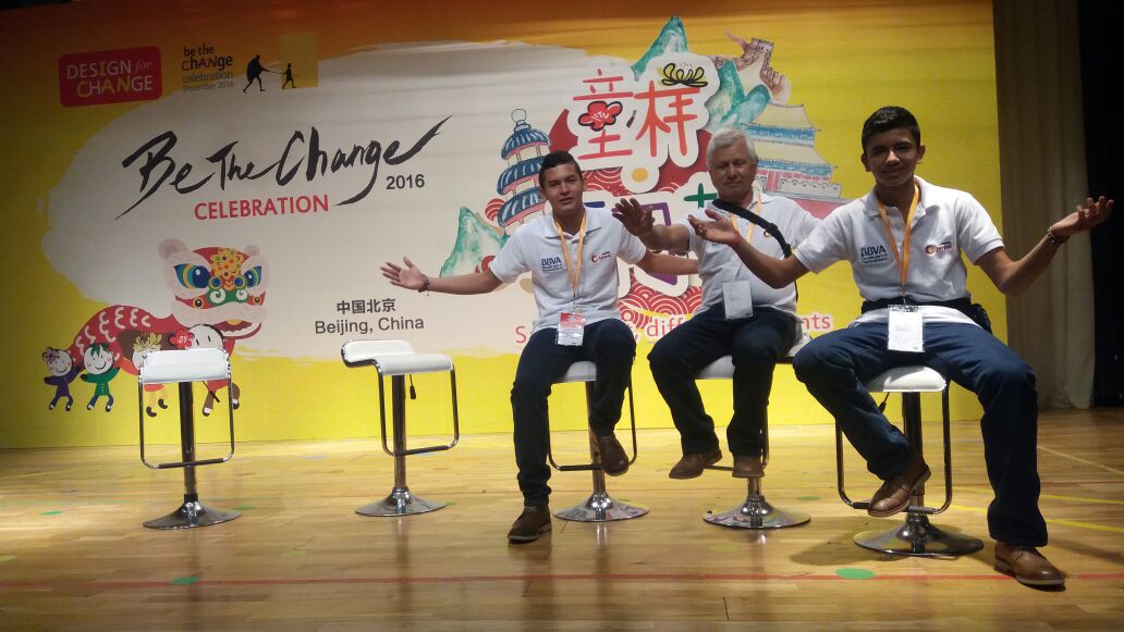Fotografía de Jóvenes y docente que participantes en el Encuentro Internacional Estudiantil Diseña el Cambio, realizado en Beijing, China