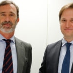 Joaquín Muller, director general de la Fundéu BBVA, y Paul G Tobin, director de Comunicación de BBVA, durante la firma del acuerdo de renovación del patrocinio de Fundéu BBVA