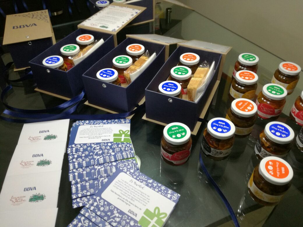 Mujeres emprendedoras, se unen para dar forma a regalo de Navidad en BBVA Regalo de Navidad BBVA