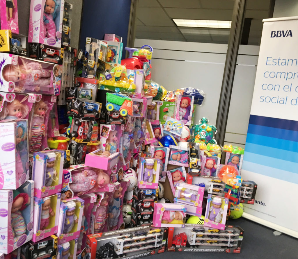 Regalos donados por los empleados de BBVA para los niños de la Guajira Fotografía de Regalos donados por los empleados de BBVA para los niños de la Guajira