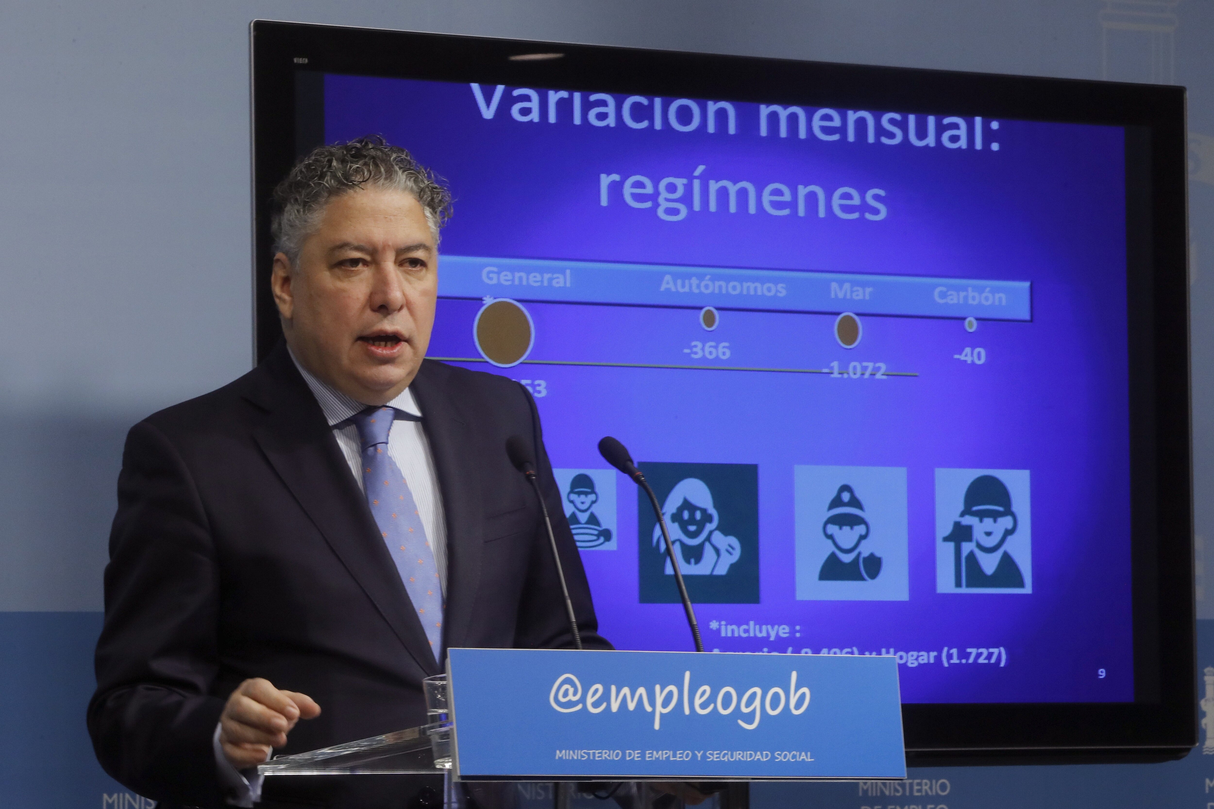 02/12/2016.- El secretario de Estado de Seguridad Social, Tomás Burgos, durante la rueda de prensa en la que ha presentado hoy los datos publicados hoy por el Ministerio de Empleo y Seguridad Social, según los cuales, el número de desempleados registrados en los servicios públicos de empleo en España aumentó en noviembre en 24.841 personas respecto al mes anterior, lo que situó la cifra total de personas sin empleo en 3.789.823 y marcó el mayor incremento en ese mes desde 2012. EFE/Juan Carlos Hidalgo Imagen de 02/12/2016.- El secretario de Estado de Seguridad Social, Tomás Burgos, durante la rueda de prensa en la que ha presentado hoy los datos publicados hoy por el Ministerio de Empleo y Seguridad Social, según los cuales, el número de desempleados registrados en los servicios públicos de empleo en España aumentó en noviembre en 24.841 personas respecto al mes anterior, lo que situó la cifra total de personas sin empleo en 3.789.823 y marcó el mayor incremento en ese mes desde 2012. EFE/Juan Carlos Hidalgo