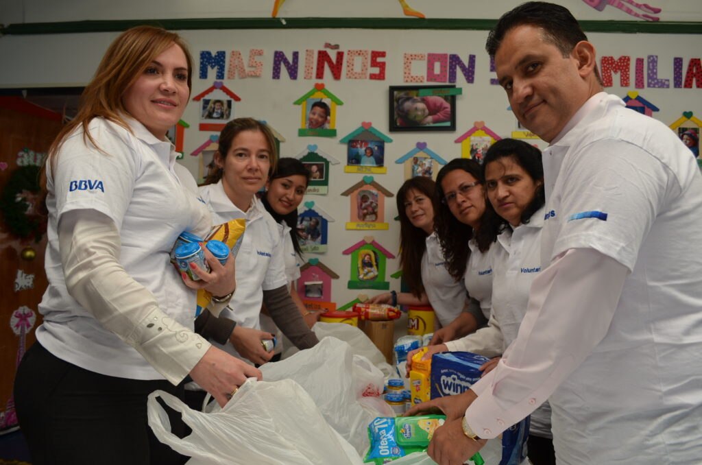 Visita de voluntarios de BBVA al Hogar Santa Rita de Casia Fotografía de visita de voluntarios de BBVA al Hogar Santa Rita de Casia
