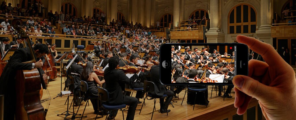 Imagen de un concierto de música clásica en el que los móviles están permitidos para hacer más completa la experiencia Imagen Las orquestas sinfónicas buscan nuevas fórmulas para atraer al público joven en unas jornadas en la Fundación BBVA