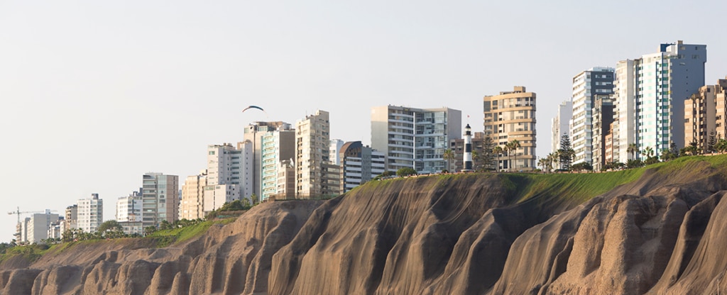 Distrito de Miraflores en la ciudad de Lima, Perú. BBVA Research revisa previsión de crecimiento de la economía peruana en 2017. Fotografía del distrito de Miraflores en la ciudad de Lima, Perú. BBVA Research revisó previsión de crecimiento de la economía peruana en 2017.