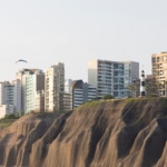 Fotografía del distrito de Miraflores en la ciudad de Lima, Perú. BBVA Research revisó previsión de crecimiento de la economía peruana en 2017.