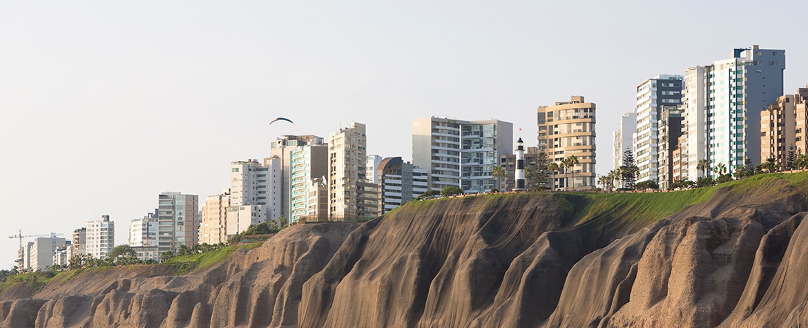 Fotografía del distrito de Miraflores en la ciudad de Lima, Perú. BBVA Research revisó previsión de crecimiento de la economía peruana en 2017.