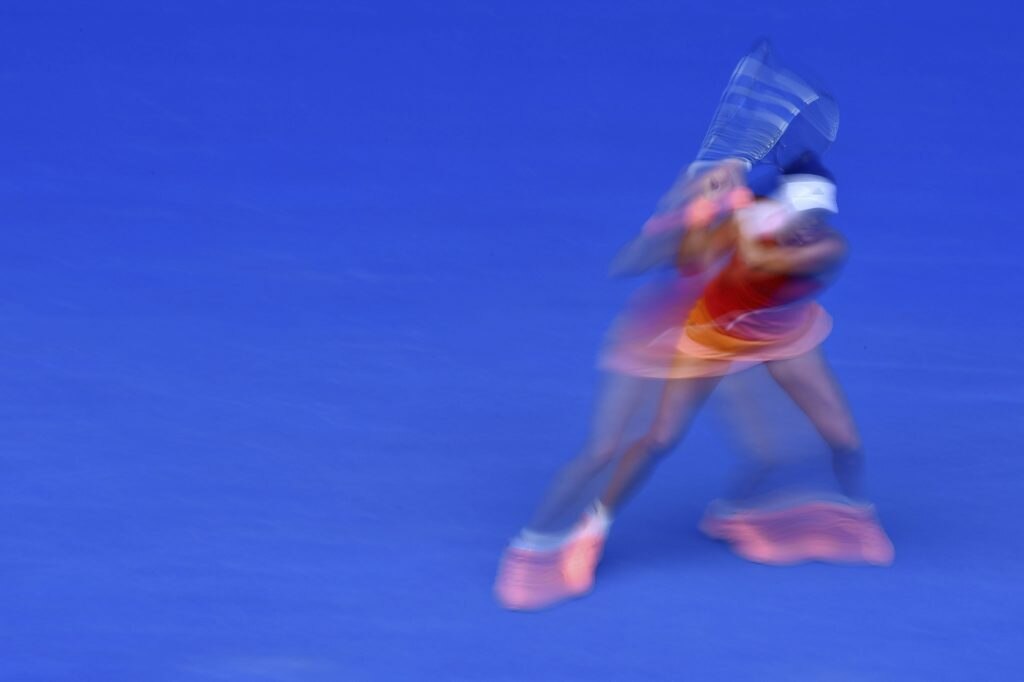 La tenista española Garbine Muguruza devuelve la bola a la belga Kirsten Flipkens durante el partido que enfrentó a ambas en la segunda ronda del Abierto de Australia celebrado en Melbourne (Australia)
