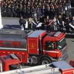 Luis Robles Miaja dando el banderazo de salida a los nuevos camiones de bomberos