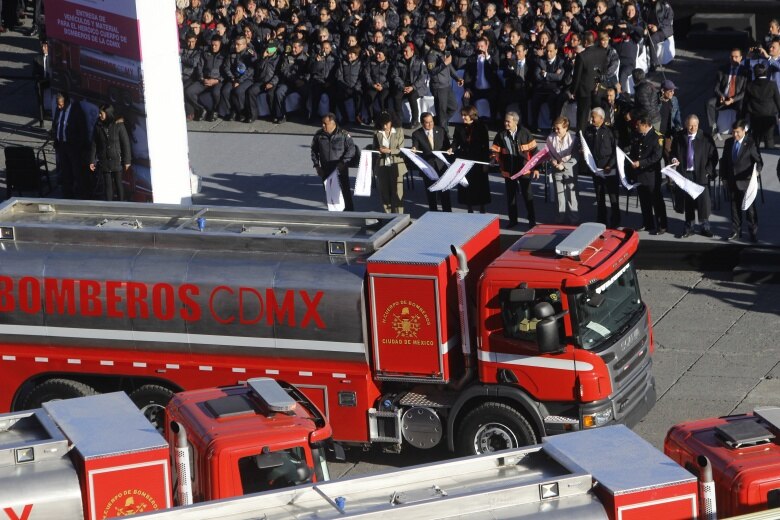 Luis Robles Miaja dando el banderazo de salida a los nuevos camiones de bomberos Luis Robles Miaja dando el banderazo de salida a los nuevos camiones de bomberos