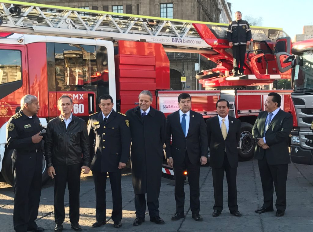 Raúl Esquivel Carbajal, director general del Heroico Cuerpo de Bomberos de la Ciudad de México dando el recorrido por las nuevas unidades Raúl Esquivel Carbajal, director general del Heroico Cuerpo de Bomberos de la Ciudad de México dando el recorrido por las nuevas unidades
