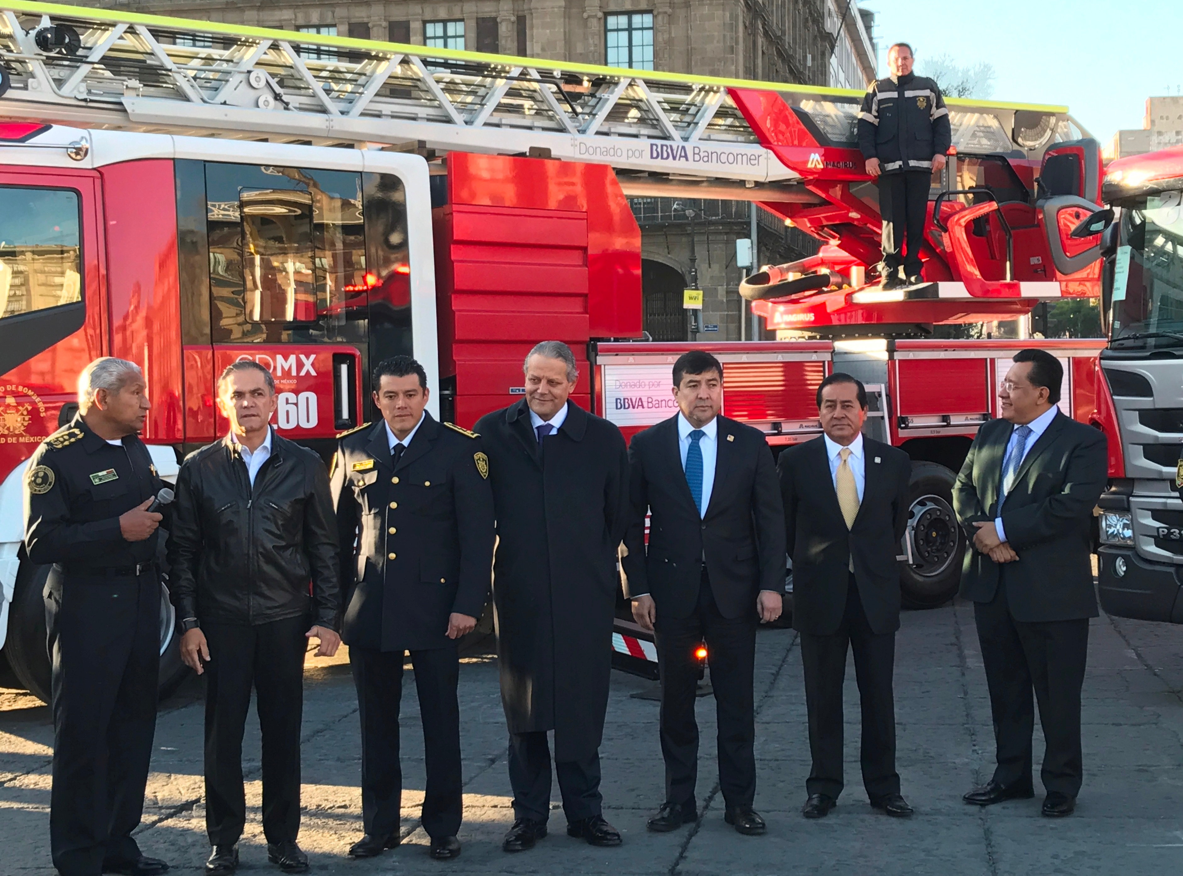 Raúl Esquivel Carbajal, director general del Heroico Cuerpo de Bomberos de la Ciudad de México dando el recorrido por las nuevas unidades Raúl Esquivel Carbajal, director general del Heroico Cuerpo de Bomberos de la Ciudad de México dando el recorrido por las nuevas unidades