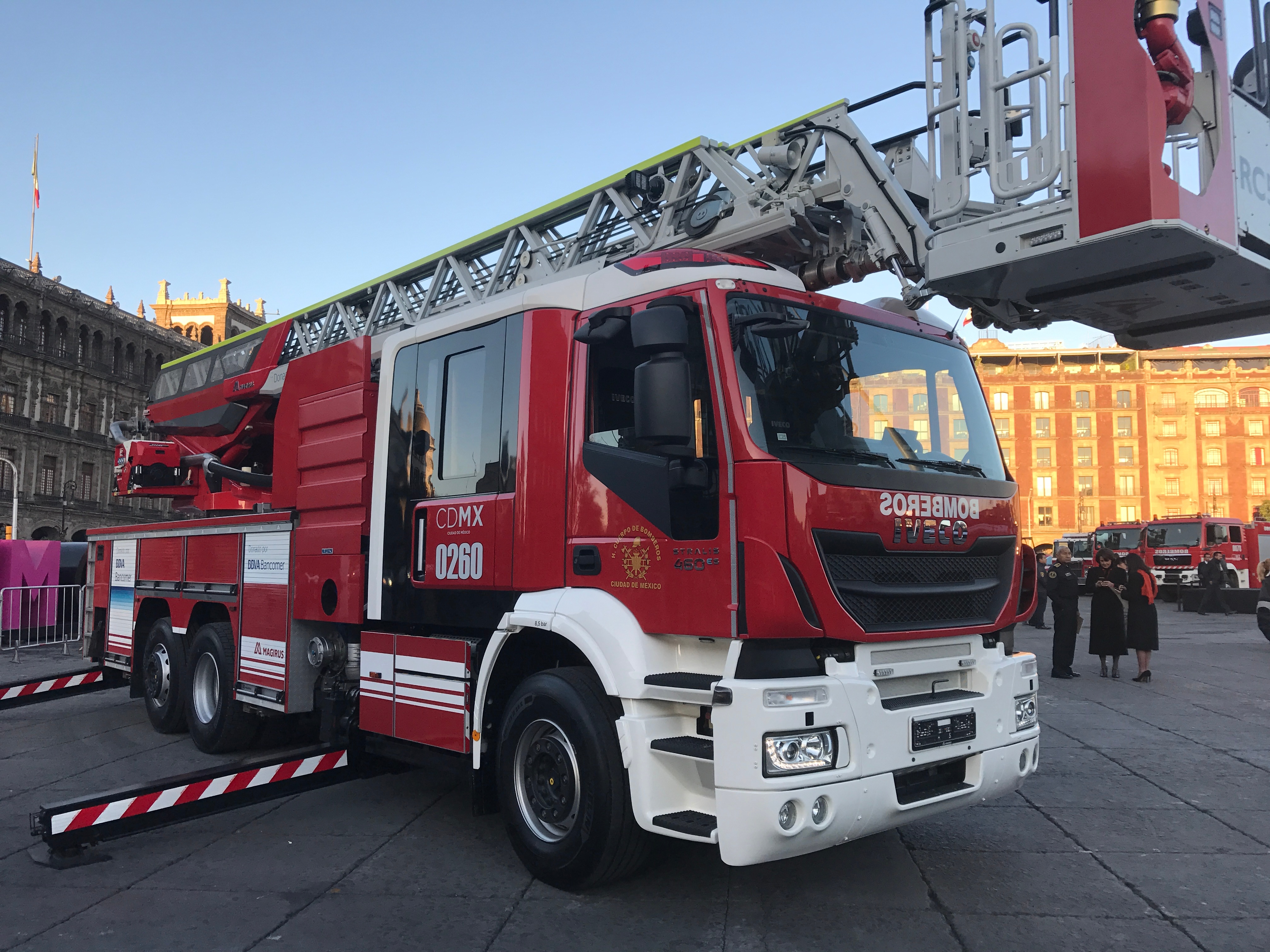 Camion de bomberos con logotipo de Bancomer Camion de bomberos con logotipo de Bancomer