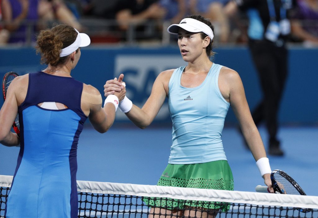 Garbiñe Muguruza saluda a Samntha Stosur tras eliminarla en Brisbane Garbiñe Muguruza saluda a Samntha Stosur tras eliminarla en Brisbane