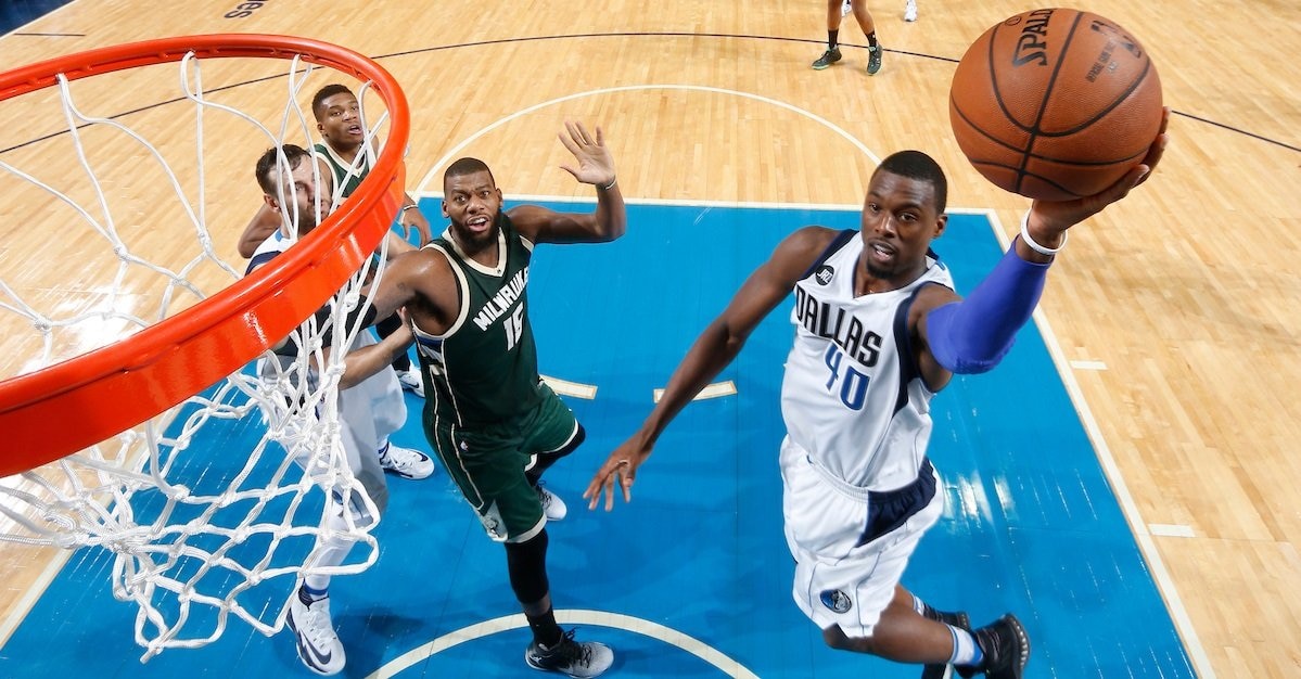 Harrison Barnes en un partido NBA entre Milwaukee Bucks y Dallas Mavericks Harrison Barnes en un partido NBA entre Milwaukee Bucks y Dallas Mavericks