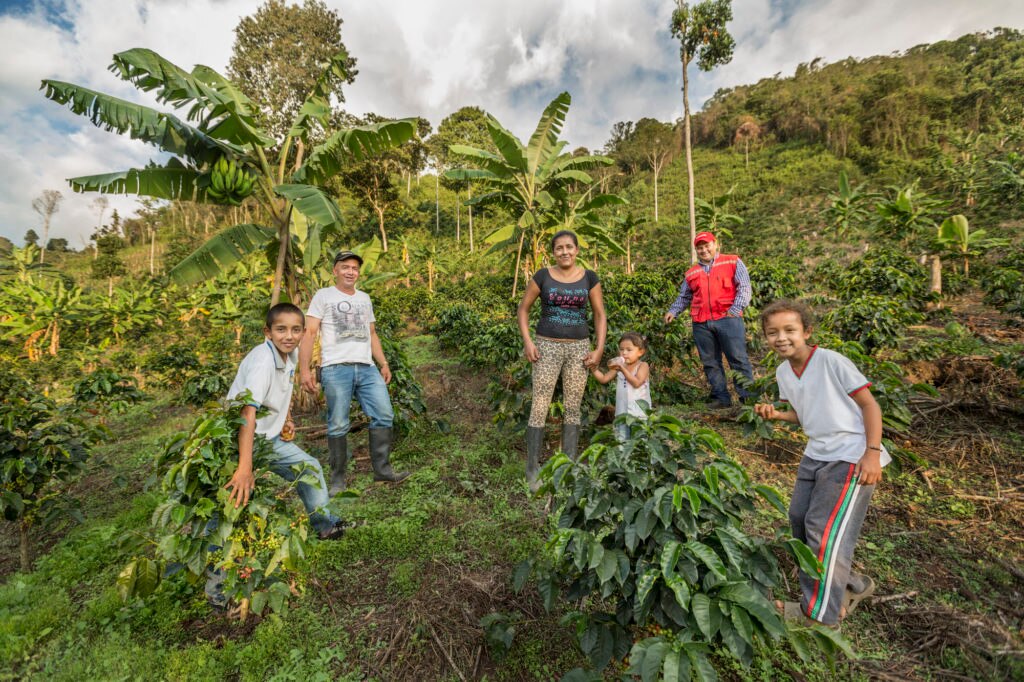 Fotografía de Karen Canatón, su familia y asesor - Bancamía - FMBBVA en Colombia