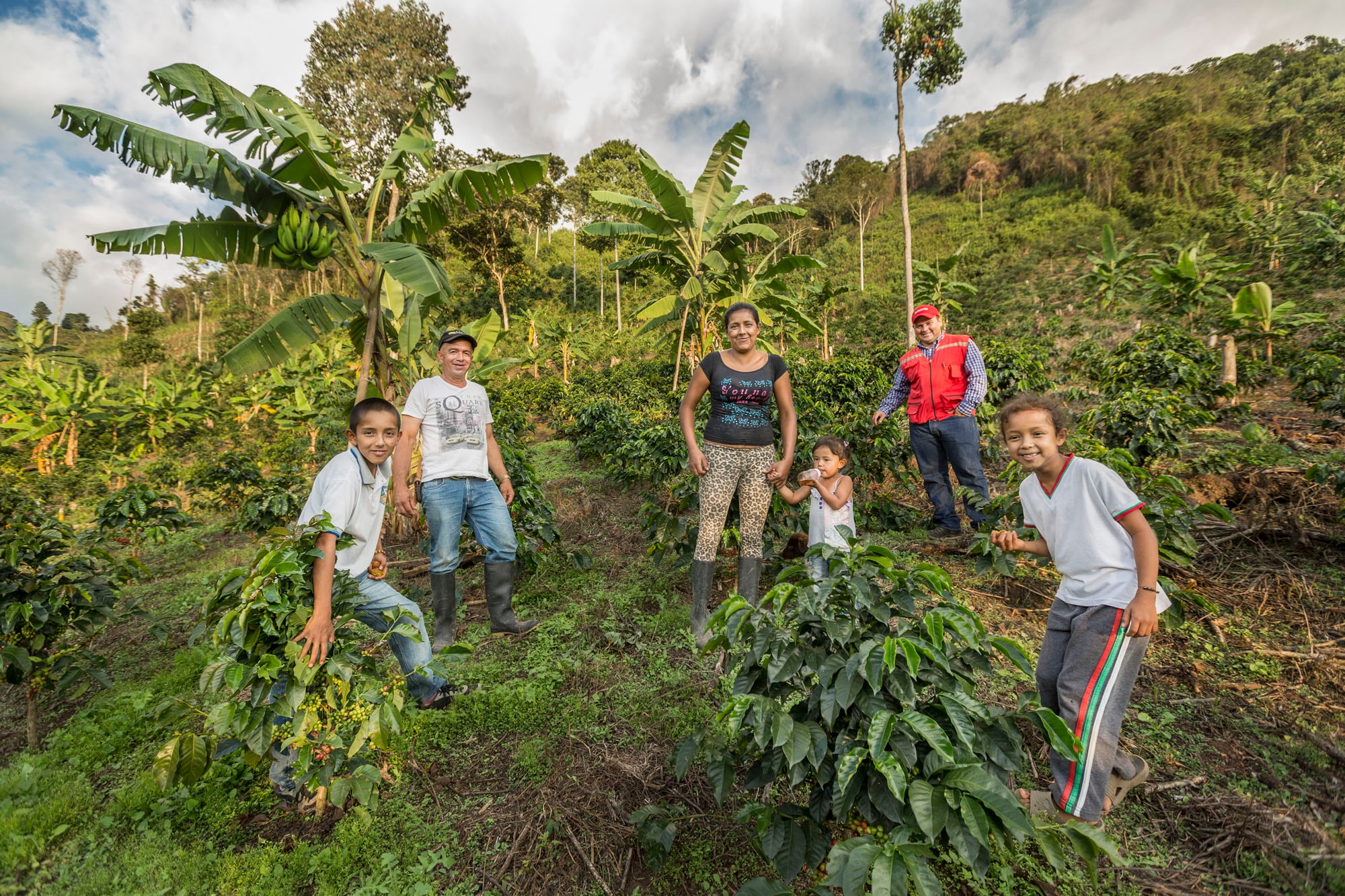 Karen Canatón, su familia y asesor - Bancamía - FMBBVA en Colombia Fotografía de Karen Canatón, su familia y asesor - Bancamía - FMBBVA en Colombia