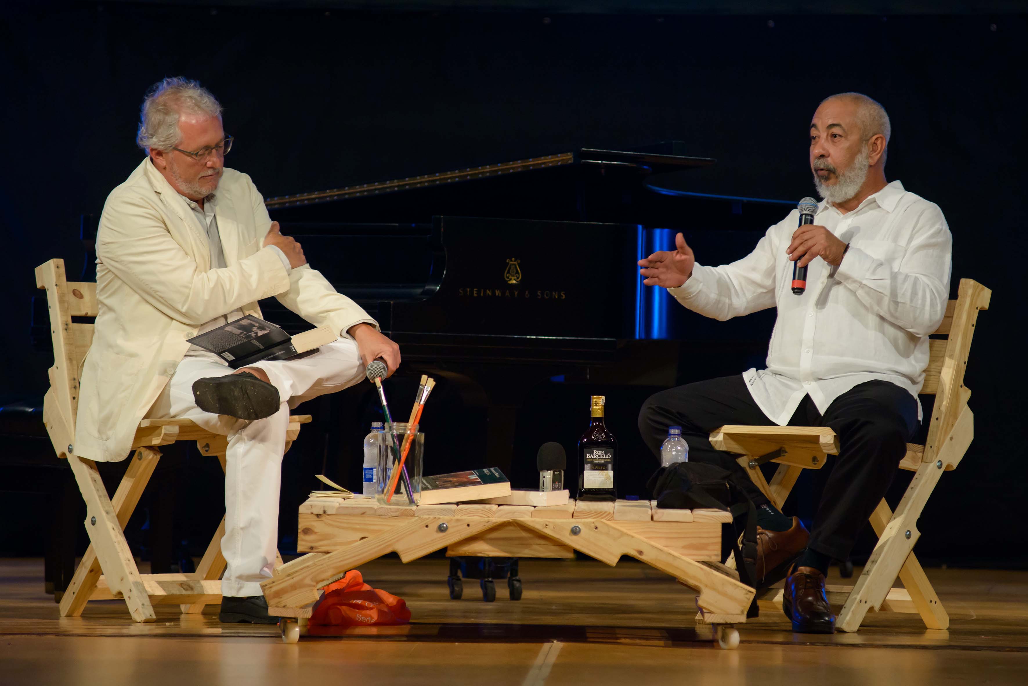 El escritor cubano, Leonardo Padura, en conversatorio con el colombiano Héctor Abad en el Hay Festival