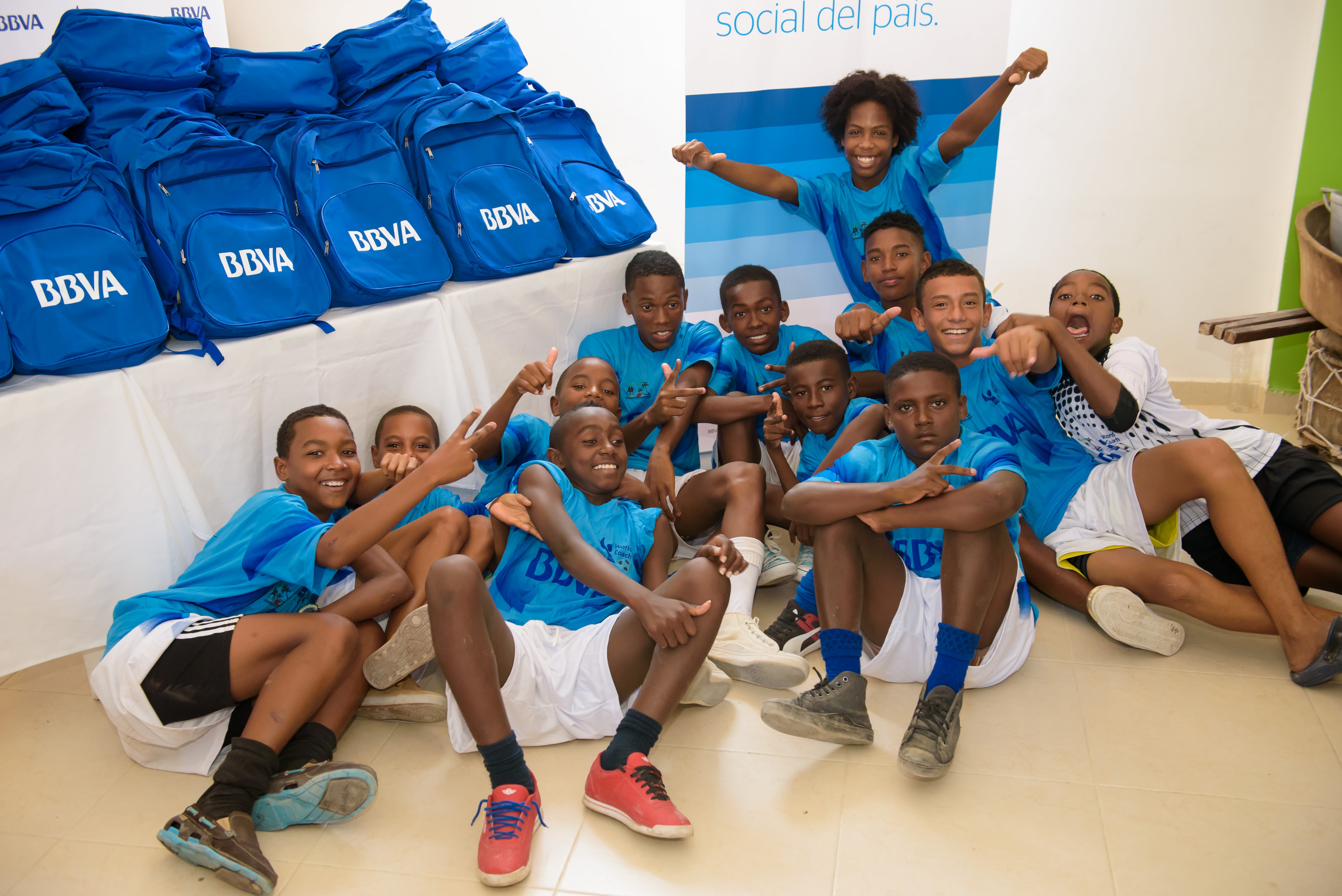 Niños beneficiados por BBVA Colombia en Tierrabomba Niños beneficiados por BBVA Colombia en Tierrabomba