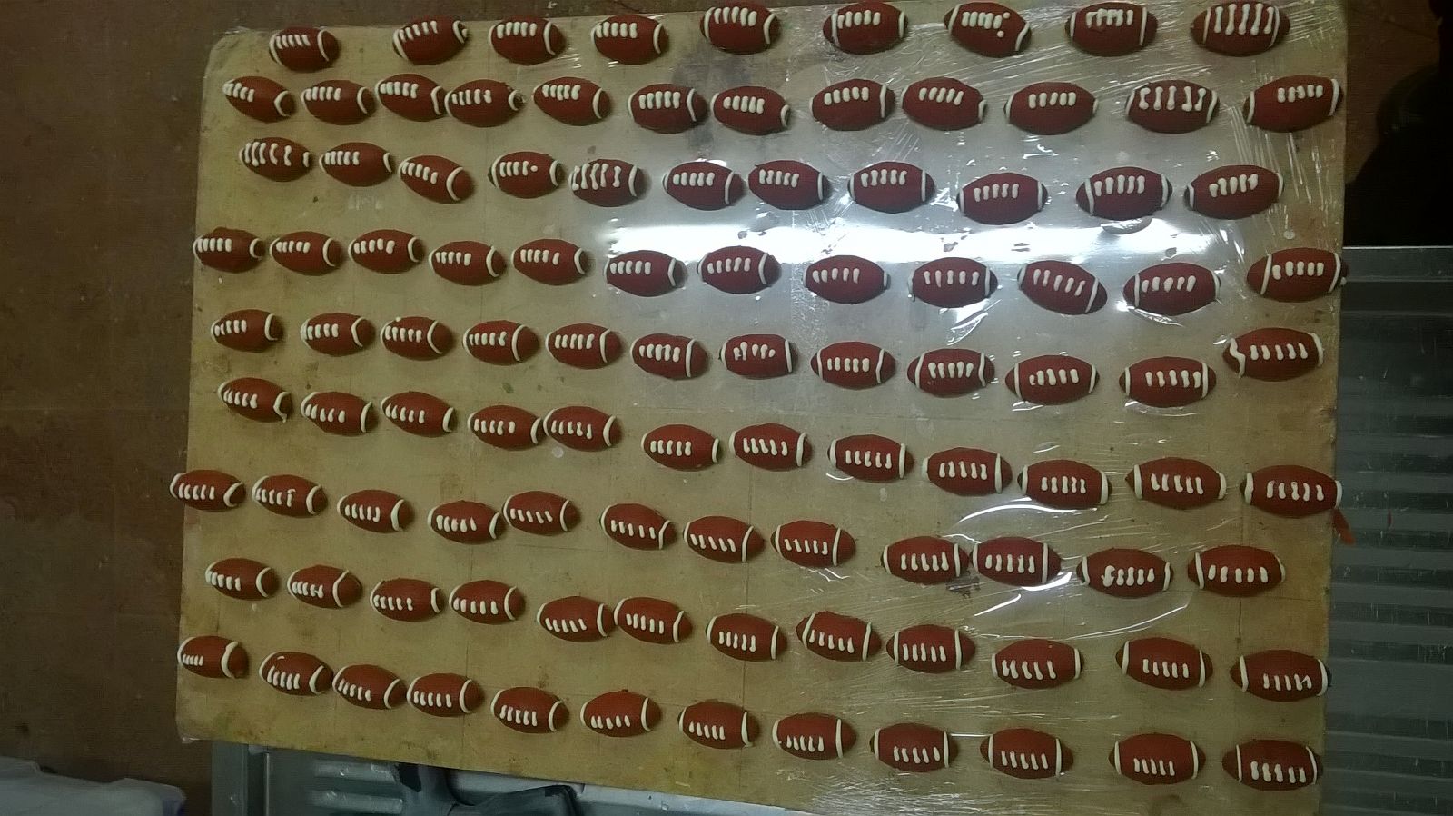 Petite fours con forma de balón de fútbol americano de maíz tostado y chocolate para la cena de Houston 2