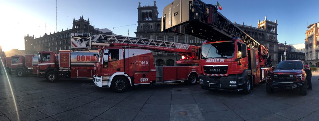Entrega de camiones a los bomberos de la Ciudad de México