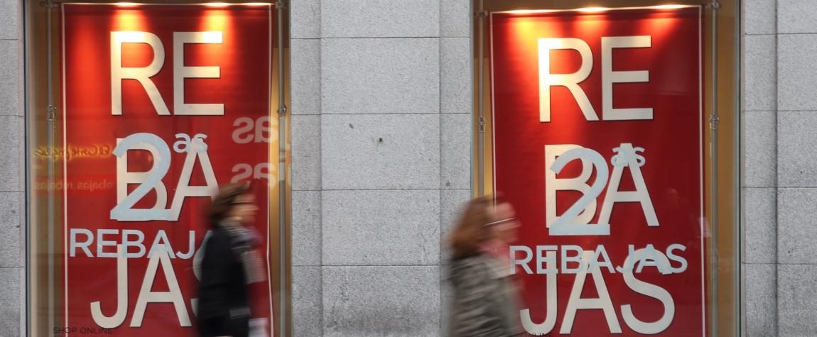 Dos mujeres pasan ante los escaparates de un conocido centro comercial que anuncia el segundo periodo de rebajas Fotografía de dos mujeres pasan ante los escaparates de un conocido centro comercial que anuncia el segundo periodo de rebajas