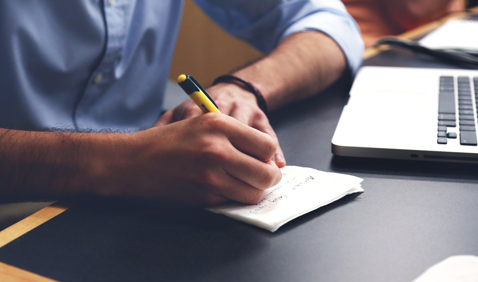 empresario escribiendo, pymes empresario escribiendo, pymes