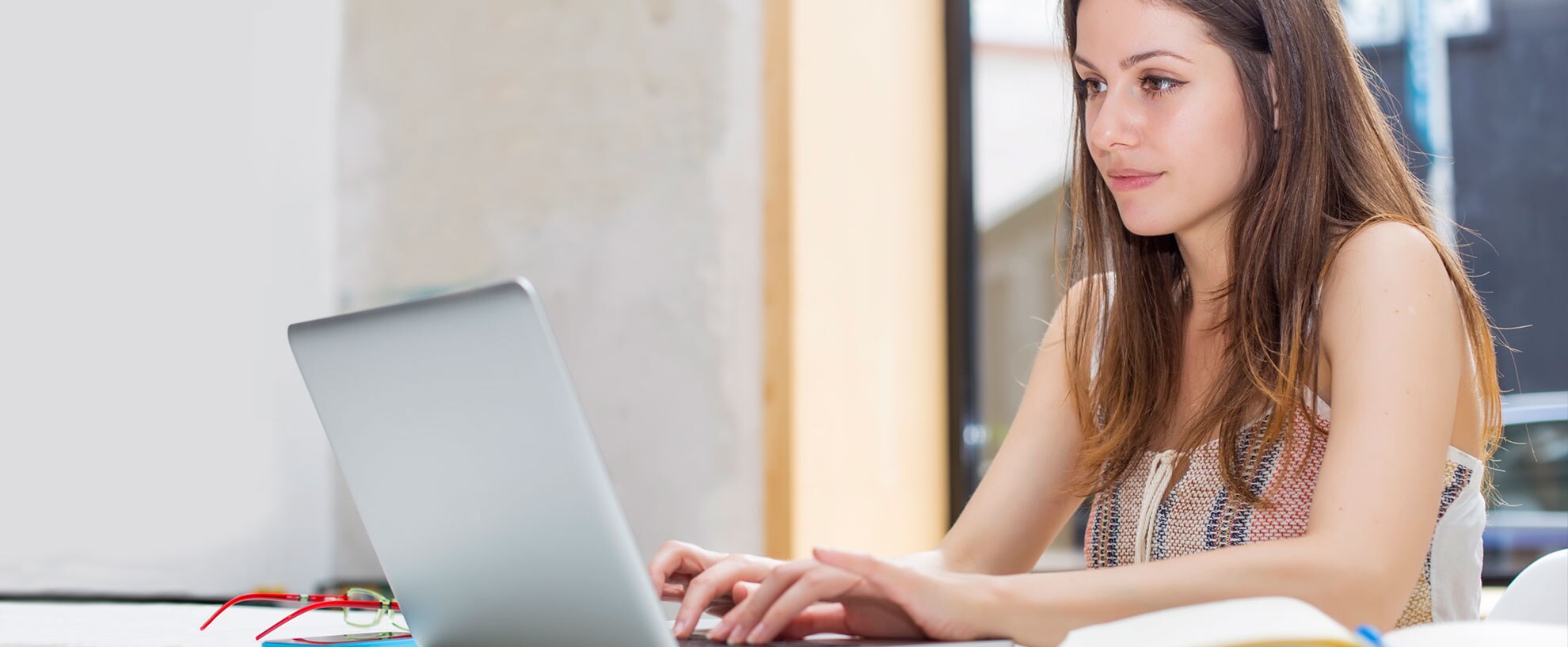 Recurso mujer trabajando Imagen recurso laptop