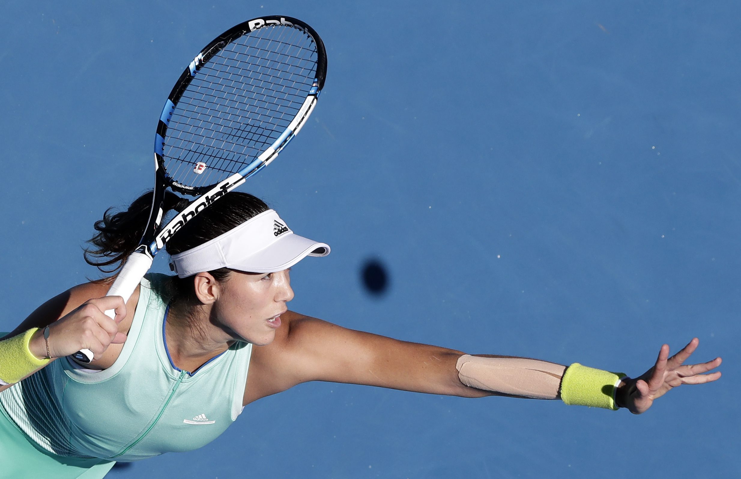 La española Garbine Muguruza en acción ante la estadounidense Coco Vandeweghe hoy, martes 24 de enero de 2017, durante su juego del Abierto de Australia en Melbourne (Australia). EFE/MARK R. CRISTINO La española Garbine Muguruza en acción ante la estadounidense Coco Vandeweghe hoy, martes 24 de enero de 2017, durante su juego del Abierto de Australia en Melbourne (Australia). EFE/MARK R. CRISTINO