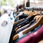 Fotografía de un escaparate en una tienda de ropa